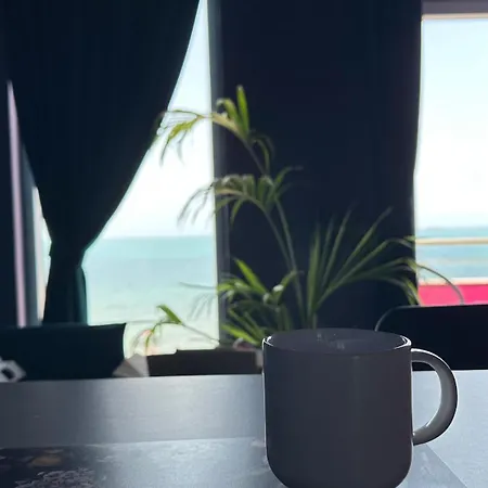 Apartment Funky Breeze By The Sea *